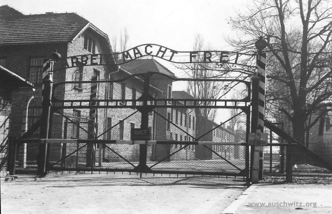 La puerta de entrada a Auschwitz (UNESCO) "Trabajo te hará libre" - www.auschwitz.org