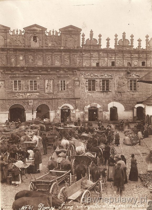La plaza del mercado del pueblo renacentista de Kazimierz Dolny en el siglo XIX