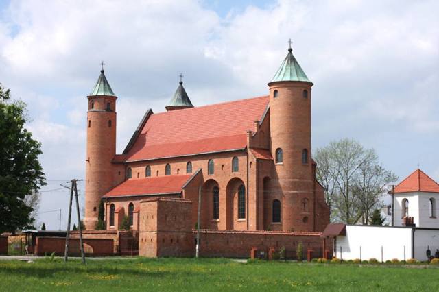 La iglesia del bautismo de Federico Chopin en Brochów al lado de Żelazowa Wola (cercanías de Varsovia)