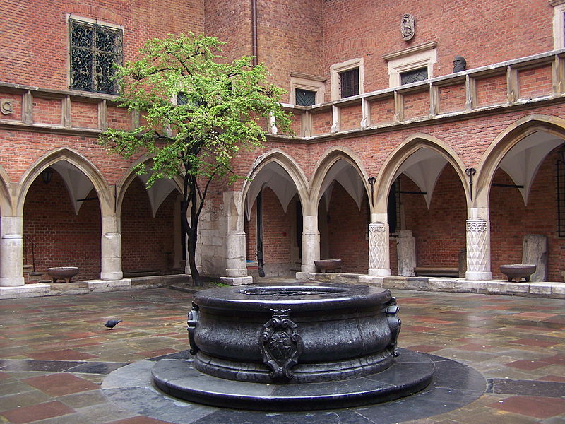 El patio del Collegium Maius de la Universidad de Cracovia (UNESCO)
