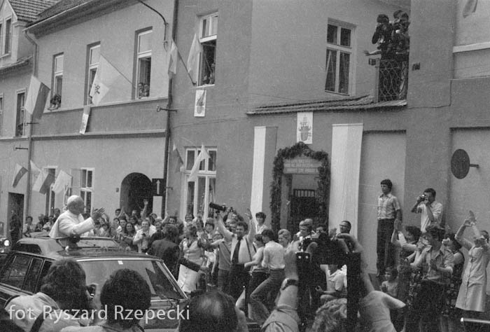 El papa Juan Pablo II frente a su casa en el pueblo de Wadowice en el año 1979 - fot. Ryszard Rzepecki