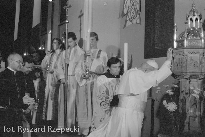 Juan Pablo II frente a su pila bautismal en la basílica de Wadowice - fot. Ryszard Rzepecki - www.muzeumjp2.pl
