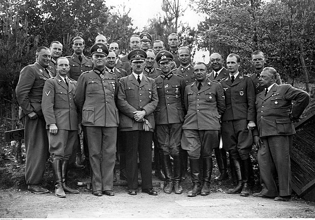 Hitler con la comandancia suprema del ejército en la Guarida del Lobo en 1940