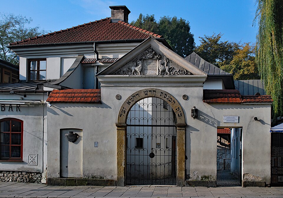 La Sinagoga y la entrada al cementerio de Remu - fot. Zygmunt Put